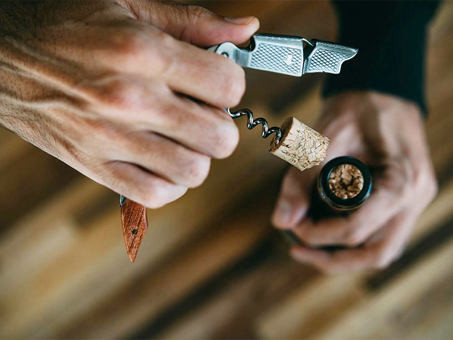 Cách Xử Lý Nút Bần Bị Gãy Khi Mở Rượu Vang